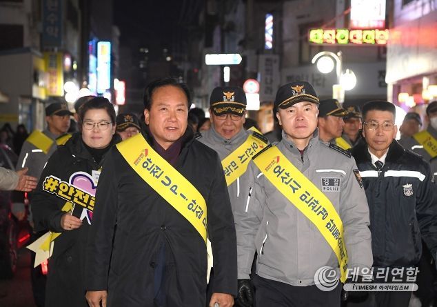 이권재 오산시장이 홍기현 경기남부경찰청장, 박정웅 오산경찰서장을 비롯한 안심귀갓길 합동순찰 및 오산시 안전지대 고도화를 위한 안전 비전 선포식에 참석한 모습. (사진제공=오산시)