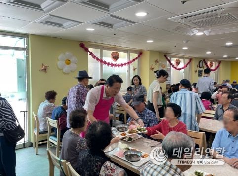 김진홍 부산 동구청장, 취임2주년 맞아 자성대노인복지관 경로식당에서 배식봉사