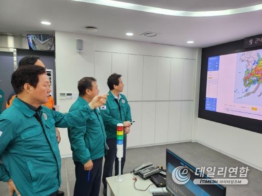 밤사이 최대 400mm 집중호우, 박완수 경남도지사 긴급 점검회의 개최 후 현장확인 나서