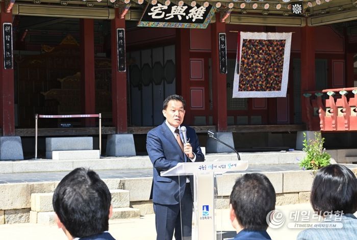 이재준 수원시장이 인사말을 하고 있다.