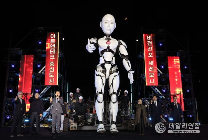 지난 8일 송도에 위치한 포항해상공원에서 포항시의 ‘아트&테크 문화산업 클러스터’ 구축을 향한 비전을 담은 선포식에 참석한 이강덕 포항시장
