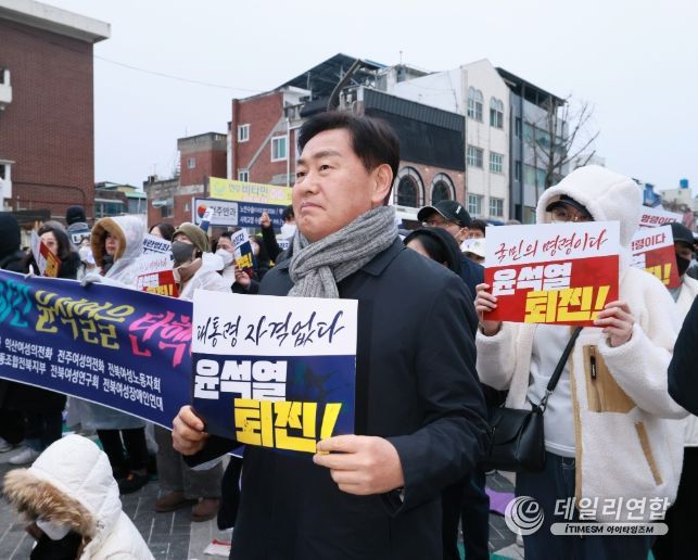김관영 도지사는7일(토) 전주시 풍패지관 앞 도로에서 열린 윤석열 대통령 탄핵 시민촛불 문화제에 시민들과 함께 윤석열 대통령 퇴진 구호를 외치고 있다.