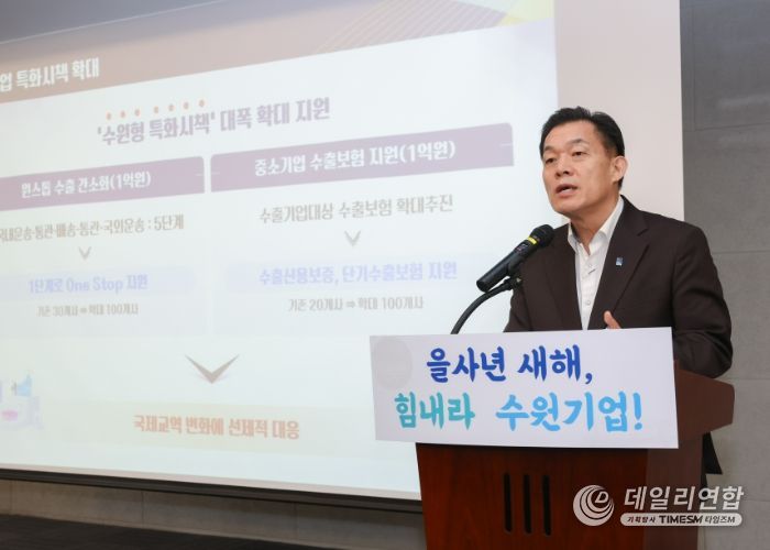 이재준 수원시장이 기업인들에게 수원시 중소기업 지원 시책을 소개하고 있다.