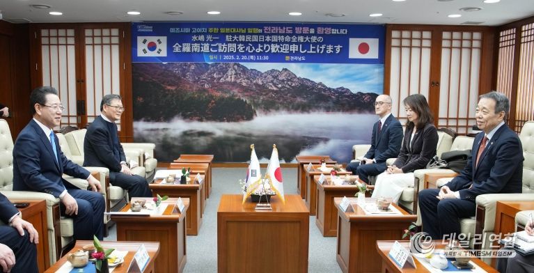김영록 전라남도지사가 20일 도청 접견실에서 전남도청을 내방한 미즈시마 고이치 주한일본대사와 전남도-일본의 우호교류 협력을 위한 논의를 하고 있다.