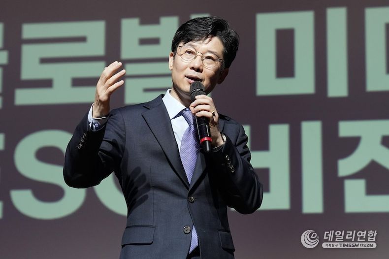 2024년 10월 29일, 국회의원회관에서 개최한 ICAE 국제컨퍼런스에서 기조연설 및 강연하는 김용두 회장 (SNS기자연합회, TSN KOREA). /사진=SNS기자연합회 제공