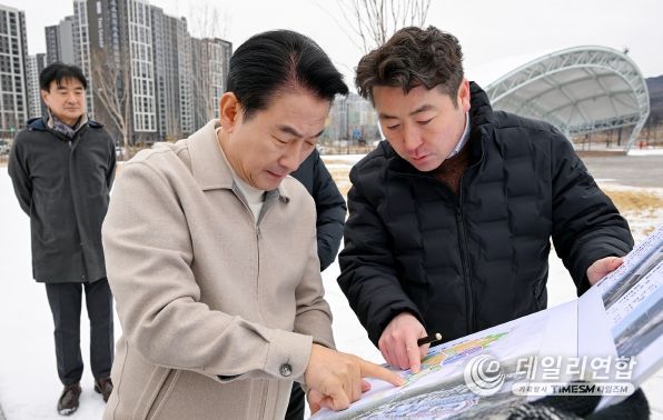 김동근 시장이 3월 5일 고산동 일원 복합문화융합단지 사업 현장을 점검하고 있다.