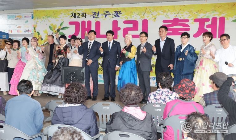 전주시의회, 개나리 축제장에서 시민 소통 활동