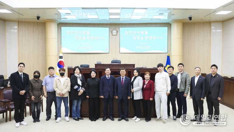 사진은 14일 의회를 방문한 봉사단체 ‘참안산사람들’ 회원들과 안산시의회 의원들이 본회의장에서 기념촬영에 임하고 있는 모습.