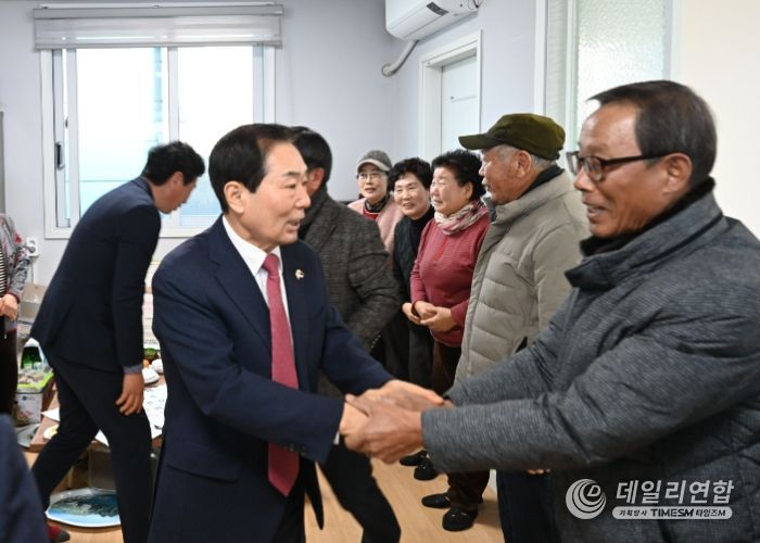 2025년 1월 15일 성낙인 군수가 대합면 경로당을 방문해 겨울철 안전관리를 당부했다.