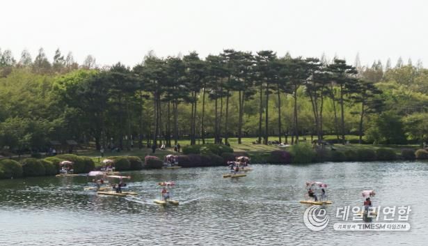 호수 위 수상꽃자전거 체험