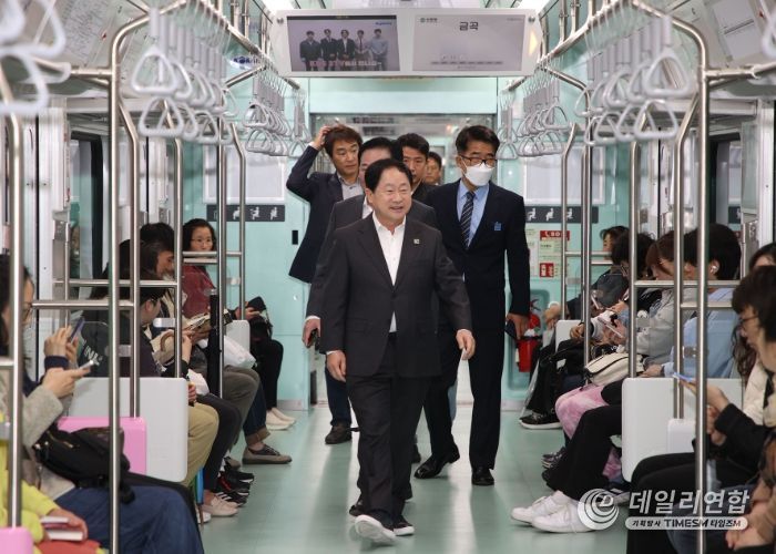 주광덕 남양주시장, 마석-상봉 셔틀 열차 첫 운행일 현장 점검