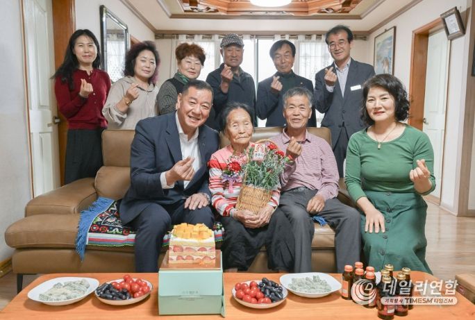 공주시, 99세 이상 어르신 54명에 꽃바구니 전달