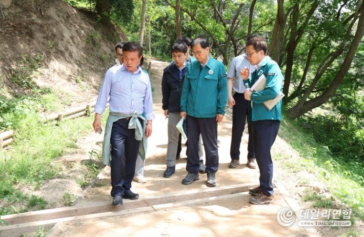 “시민 발걸음 편안하게”… 이학수 정읍시장, 성황산 황톳길 세심한 정비 주문