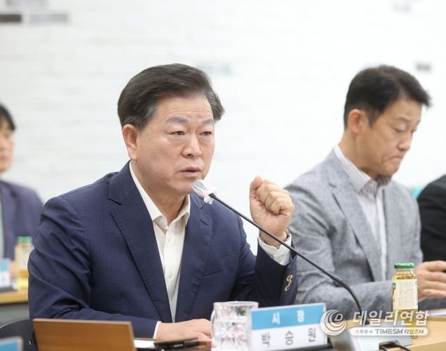 박승원 광명시장이 19일 오전 시청 중회의실에서 열린 ‘신안산선 붕괴사고현장 복구공사 현안간담회’에 참석해 발언하고 있다.