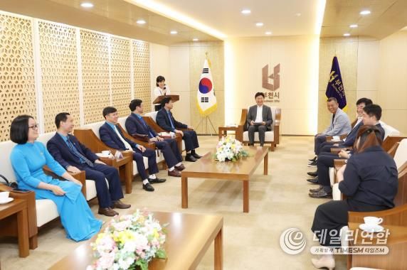 조용익 부천시장과 베트남 박닌연맹 대표단이 환담을 나누고 있다.