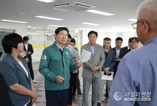 23일 동천청소년문화의집에서 이상일 시장이 철저한 하자 보수를 지시하고 있다