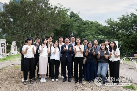 김동근 시장이 6월 24일 LH 경기북부지역본부 의정부 사옥 입주 1주년을 기념한 ‘함께 걷는 소통의 길’ 행사에서 LH 직원, 지역 주민 등과 기념사진을 찍고 있다.