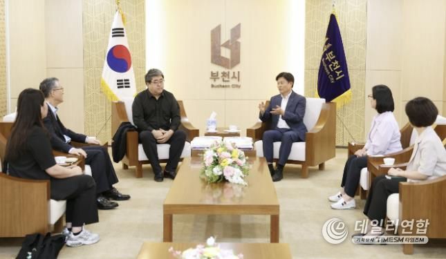 조용익 부천시장이 태주솔루션 대표 및 펄벅재단 관계자들과 담소를 나누고 있다.