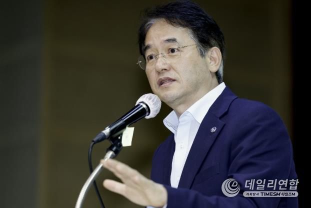 노인일자리 전문가 포럼에 참석한 이동환 고양특례시장