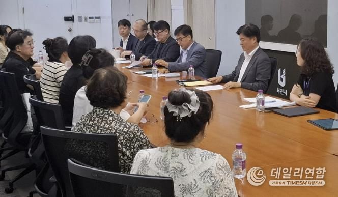 조용익 부천시장(윗줄 오른쪽 두번째)이 12일 ‘부천원미 도심복합사업’ 주민 간담회에서 주민대표위원장 등 주민 10여 명과 만났다.