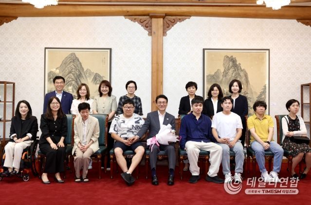 김민석 국무총리가 4일 종로구 삼청동 총리서울공관에서 열린 발달장애인 가족 초청 행사에서 인사말 및 참석자들과 기념촬영을 하고 있다.(국무조정실)