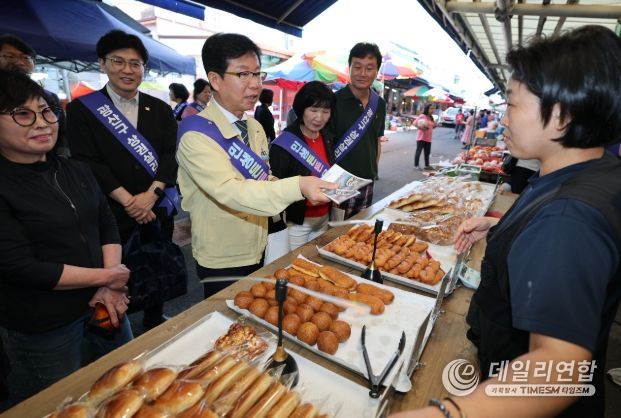 박병규 광산구청장이 1일 송정매일시장에서 전통시장 이용 분위기 확산과 지역상권 활성화를 위해 전통시장 상인들을 격려하고 제수 등 명절 용품을 구입했다.