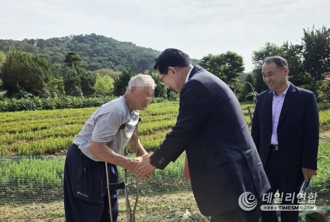 지난 1일 이완섭 서산시장이 팔봉면에 거주하는 중증장애인 가정을 방문해 위문품을 전달하고 안부를 살폈다.