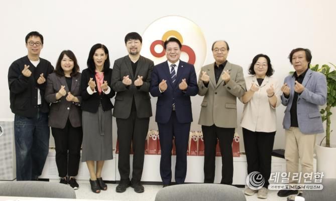 안양문화예술재단은 제8회 안양공공예술프로젝트 집행위원회를 개최하고 향후 추진 방향을 논의했다.