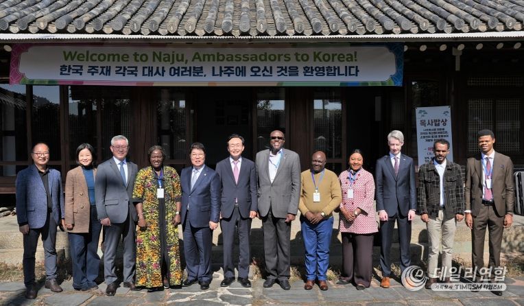 나주시가 ‘2025 국제농업박람회’ 개막행사에 참석한 5개국 주한대사와 사절단을 초청해 주요 산업현장과 문화, 관광 자원을 소개했다.