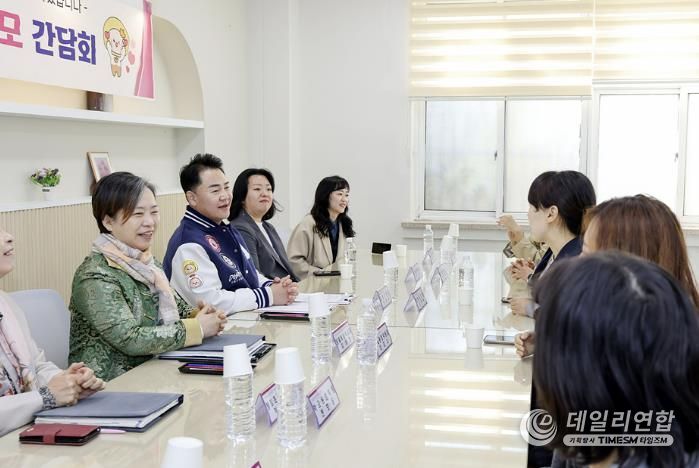 오언석 도봉구청장이 지역 학부모들과 교육현안에 대해 논의하고 있다