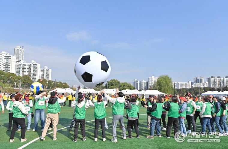 ‘양천구 통장 한마음 체육대회’에서 공굴리기 경기를 즐기는 통장들
