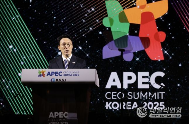 김민석 국무총리가 28일 경주 화랑마을 어울마당에서 열린 '2025 APEC CEO 서밋'의 첫 번째 공식 행사인 환영만찬에 참석, 축사를 하고 있다.