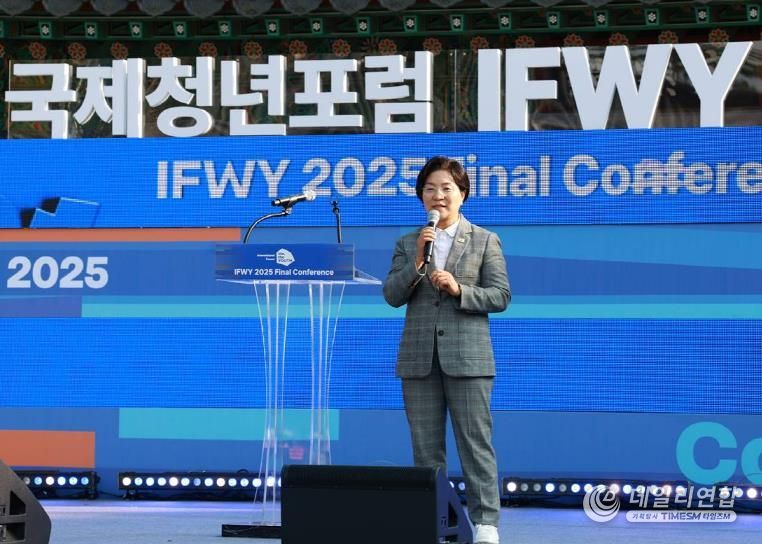 폐회사 하는 김미경 구청장