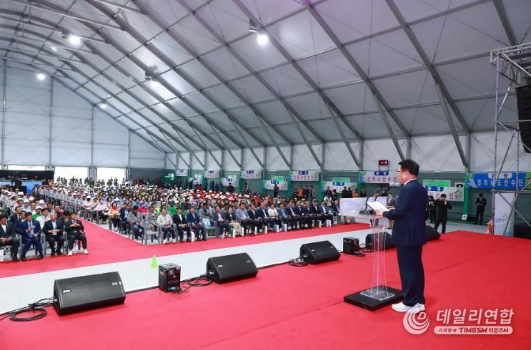 지난해 열린 2024 경북어르신생활체육대회에서 손병복 군수가 환영사를 하고있다.