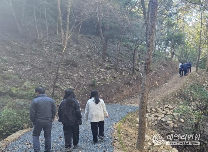 트레킹길을 즐기는 이용객들의 모습