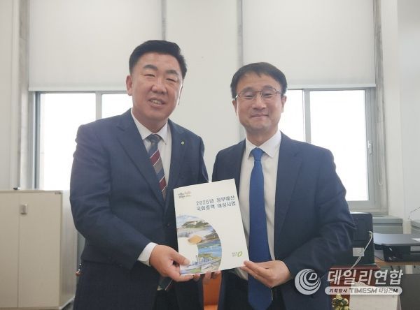 이범석 청주시장, 국비 확보 위해 국회서 막바지 총력. 사진(왼쪽부터 이범석 시장, 한병도 예산결산특별위원회 위원장)