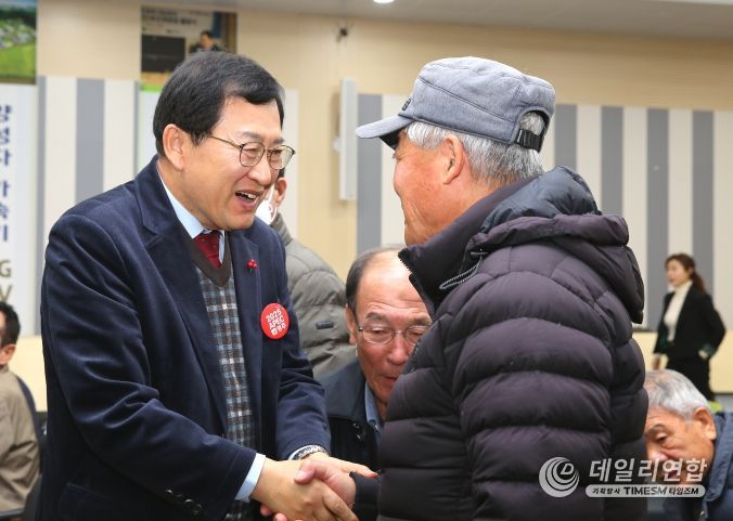 주낙영 경주시장이 어르신과 반갑게 인사하며 복지 현장의 목소리를 청취하고 있는 모습.