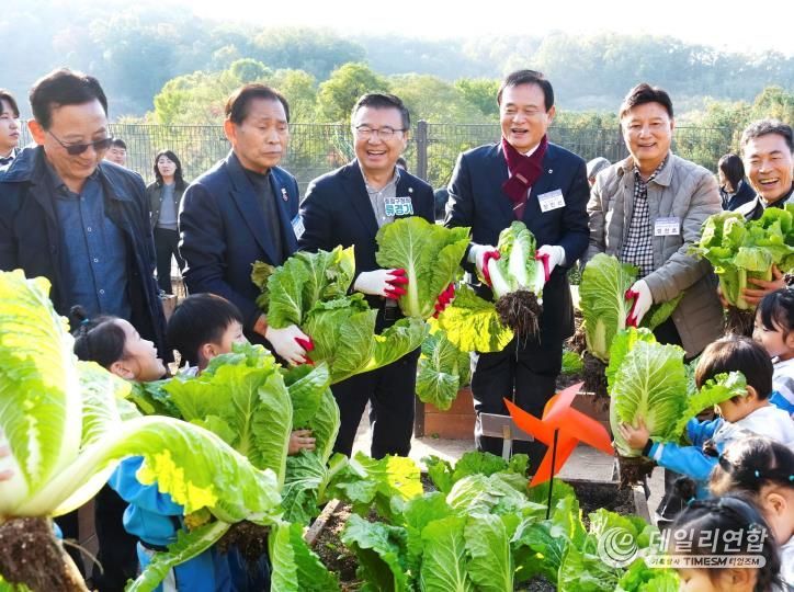 중랑행복6농장 개장식에 참석한 류경기 중랑구청장과 관계자들의 모습