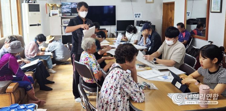 경상남도 환경보건센터가 9월 22일 창원특례시 의창구 동읍에서 환경유해인자 노출평가 및 건강모니터링을 수행하고 있다