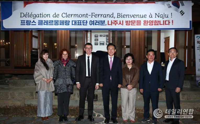 프랑스 클레르몽페랑의 제롬 오슬랑데르 부시장(왼쪽 세 번째)을 비롯한 3명으로 구성된 행정대표단이 3일간 나주를 공식 방문했다.