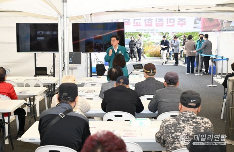 정종복 기장군수가 방사능방재 훈련에서 참여 주민들에게 훈련 내용을 설명하고 있다