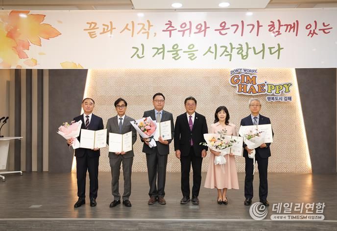 왼쪽부터 동은정공(주) 정석주 대표, 에이치엘비오션테크(주) 손우영 부사장, (주)유주케어 안명환 대표, 홍태용 김해시장, 제이엘팩 황재리 대표, 케이피항공산업(주) 이상연 상무