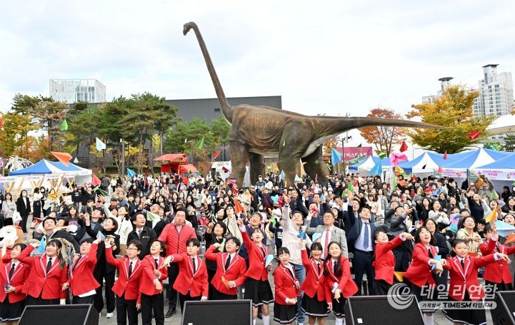 ‘2025 울산 종갓집 온마을교육축제’가 8일 공룡발자국 공원에서 김영길 중구청장, 박경흠 중구의회 의장, 천창수 시교육감, 구의원, 마을교육공동체, 학생 등이 참석한 가운데 열렸다.