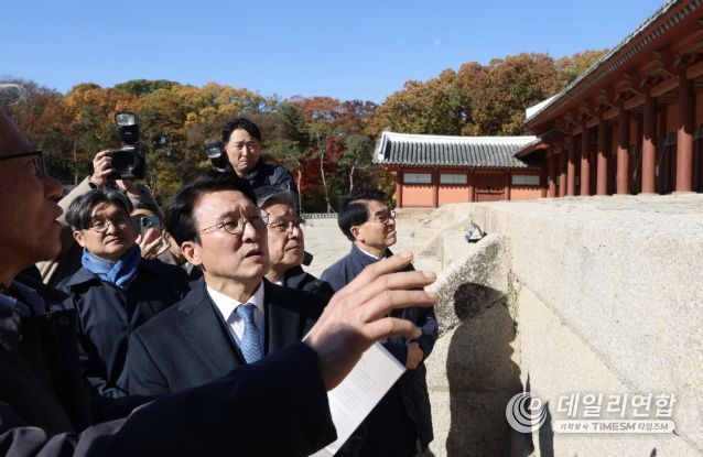 김민석 국무총리가 10일 서울시의 종묘 앞 고층건물 허용과 관련 허민 국가유산청장, 유홍준 국립중앙박물관장 등과 함께 종로구 종묘를 방문, 외부 조망을 점검하고 있다.