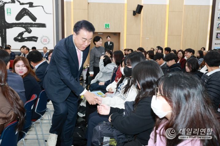 구복규 화순군수(화순장학회 이사장)가 참가 학생들과 인사하는 모습