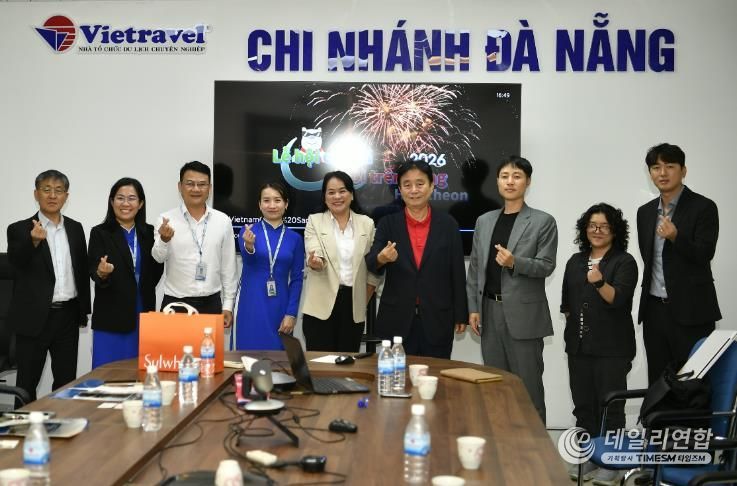 최문순 군수를 비롯한 화천군 산천어축제 홍보단이 지난 10일 베트남 다낭지역 여행사를 방문해 축제 상품을 설명하고 있다