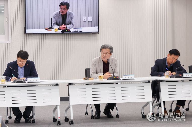 정용래 유성구청장이 지난 11일 오후 11월 확대간부회의를 주재하며 간부 공무원들의 책임의식을 강조하고 있다.
