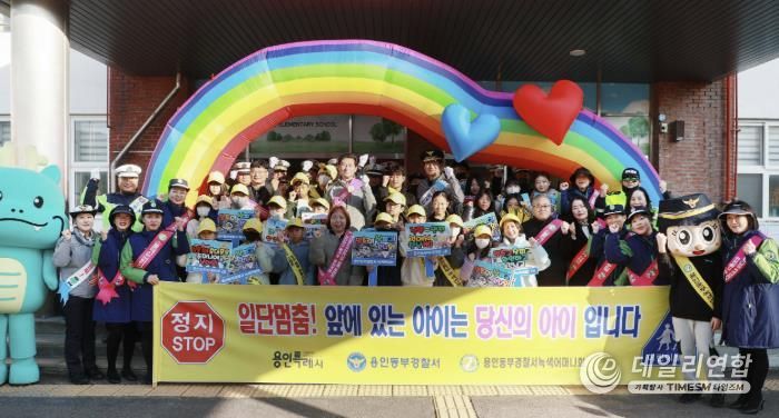 이상일 용인특례시장이 12일 오전 구갈초등학교에서 열린 ‘동부녹색어머니회 어린이 교통안전 연합캠페인’에 참여했다