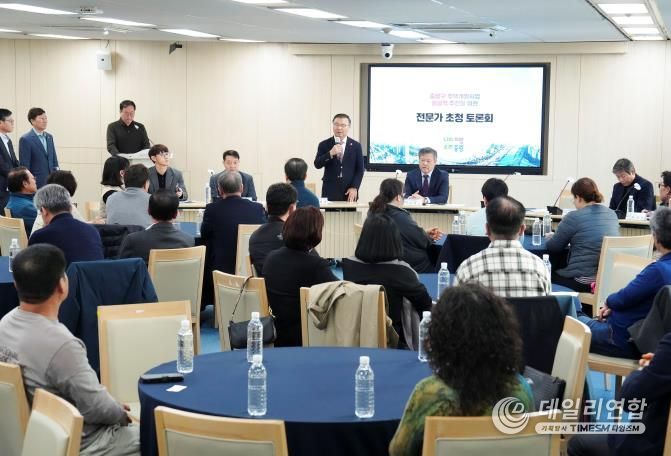 토론회가 진행되고 있는 모습