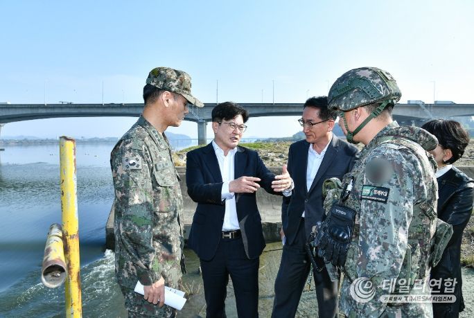 김포시가 7일 고촌읍에 위치한 백마도에서 현장행정을 진행했다.